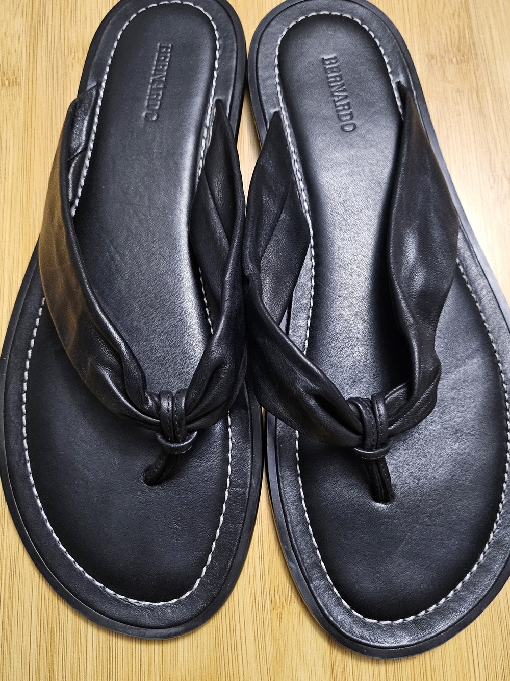 Bernardo Black Leather Knot-Detail Women's Flip Flops - Picture 4 of 8